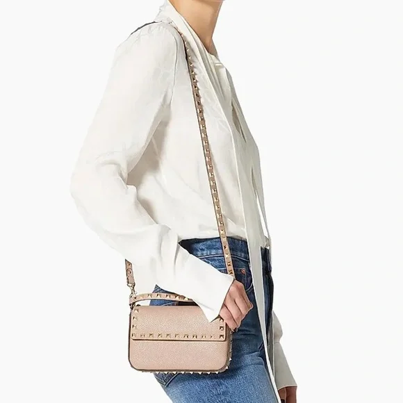 Valentino Garavani Rockstud Grainy Calfskin Pouch in Poudre Color Way. - Picture 2 of 9